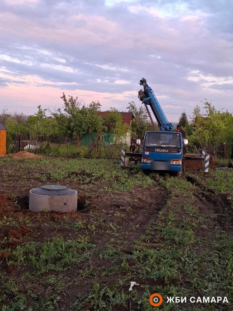 Буровая на участке, рядом готовый колодец