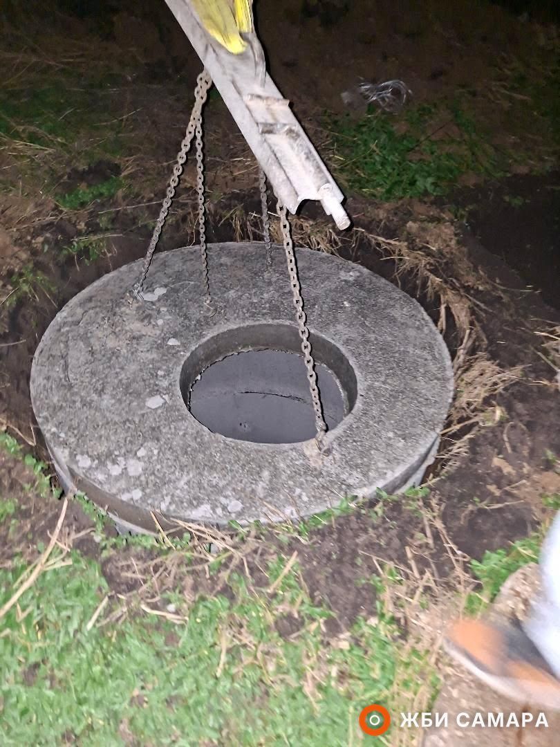 Опускаем крышку на колодец